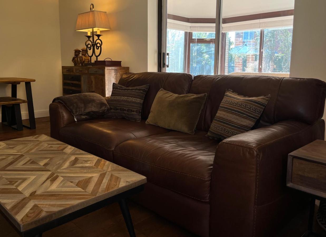 Stunning Beverley Bungalow W Fireplace, Private Parking, And Garden Exterior foto
