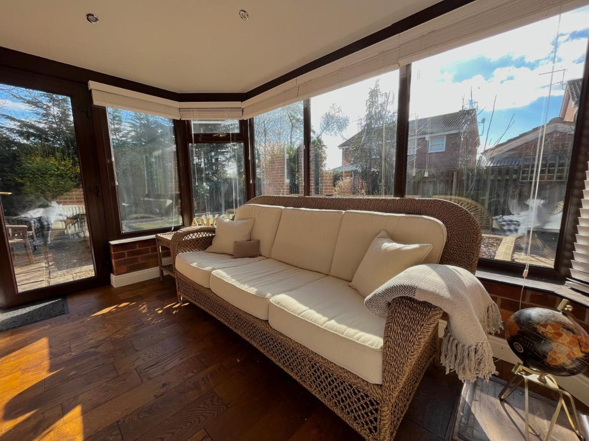 Stunning Beverley Bungalow W Fireplace, Private Parking, And Garden Exterior foto